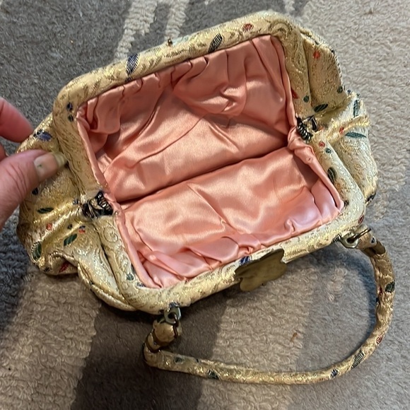 Vintage, small purse with gold, multi design, pattern, and silk inside - Picture 12 of 15